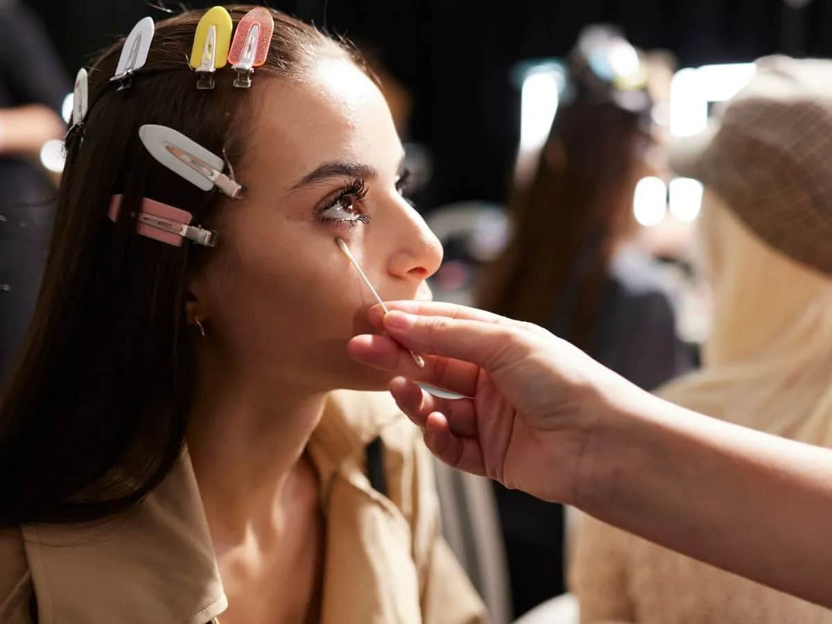 Korektor: gdzie nakładać, by ukryć cienie i rozświetlić?