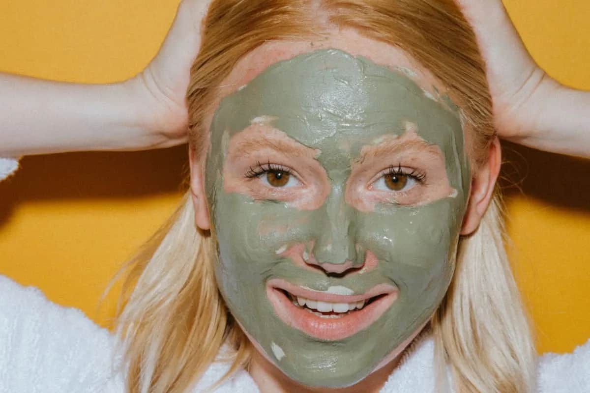 Jak dbać o cerę tłustą? Ekspert radzi: koniec z błyszczeniem!