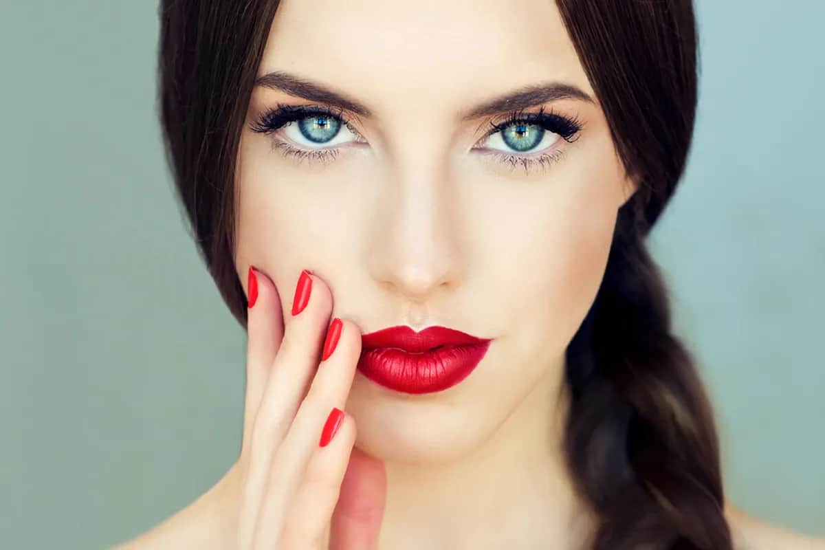 Brązowa szminka dla kogo? Znajdź swój idealny odcień!