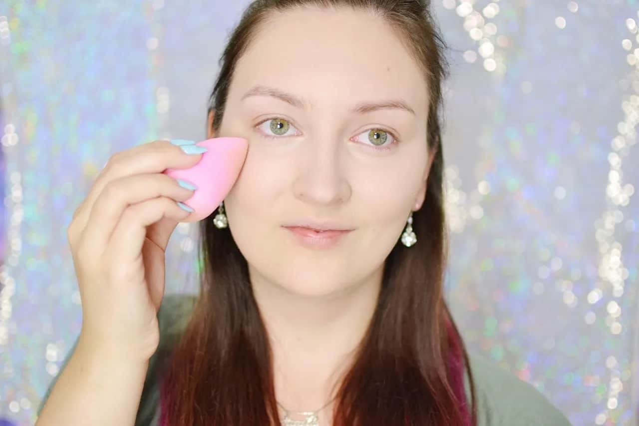 Jak zakryć pryszcze? Makijaż i pielęgnacja krok po kroku