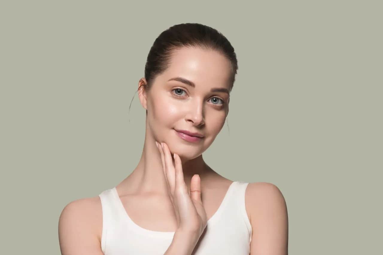 Mgiełka rozświetlająca: Ranking, wybór i efekt glass skin